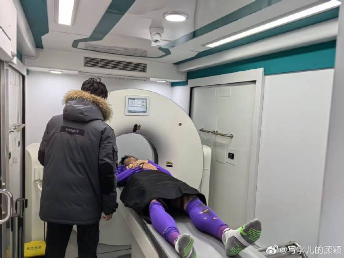 補時階段頭部被撞，天津記者：目前謝維軍正在醫(yī)院接受檢查