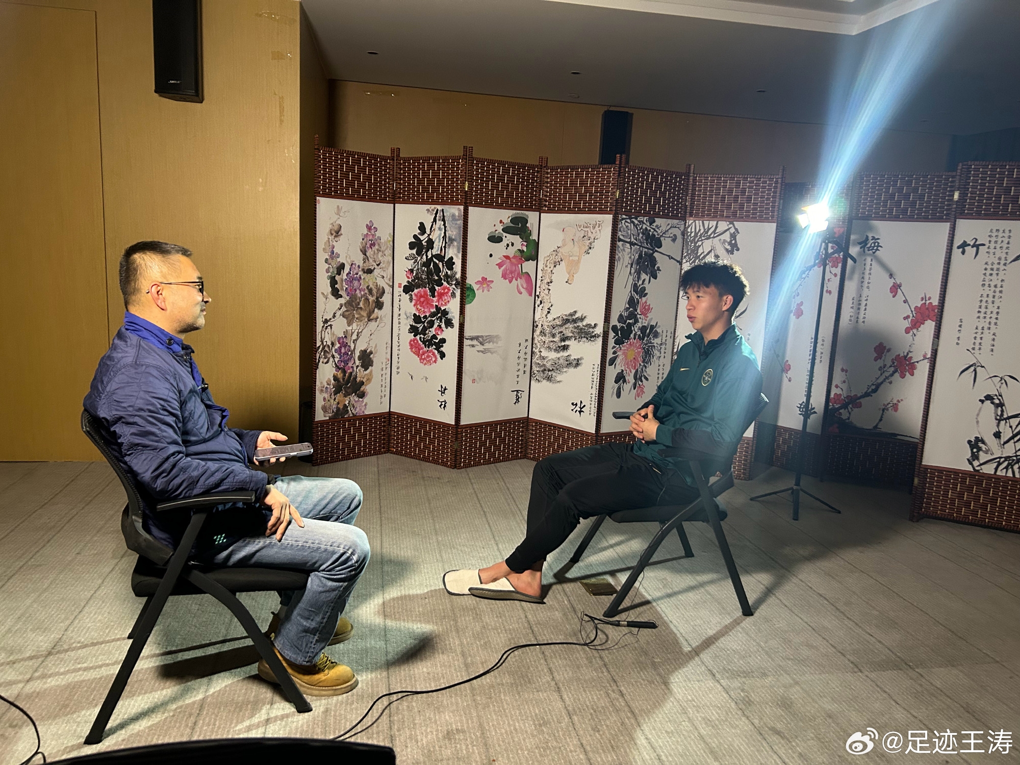 記者：王鈺棟視韋世豪為偶像&想加他微信，現(xiàn)進(jìn)了國(guó)足不知加到?jīng)]
