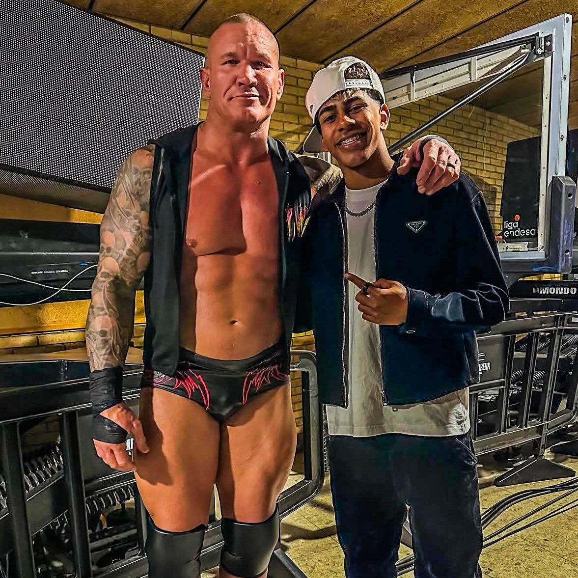 小心RKO！亞馬爾現(xiàn)場觀戰(zhàn)WWE，和奧爾頓、Triple H等合影