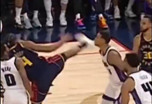 抬腳過高踢到了對手下巴！NBA官方：穆迪這一動作被判1級惡犯