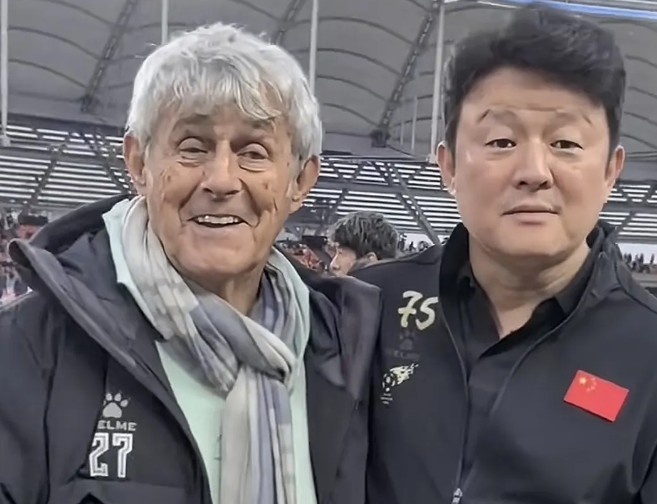 有點(diǎn)像？米盧差點(diǎn)將青島籍演員張磊誤認(rèn)為是孫繼海