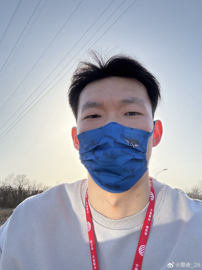 悠閑！周琦騎京牌電動車出行：太陽出來了 開京牌兜兜風(fēng)！