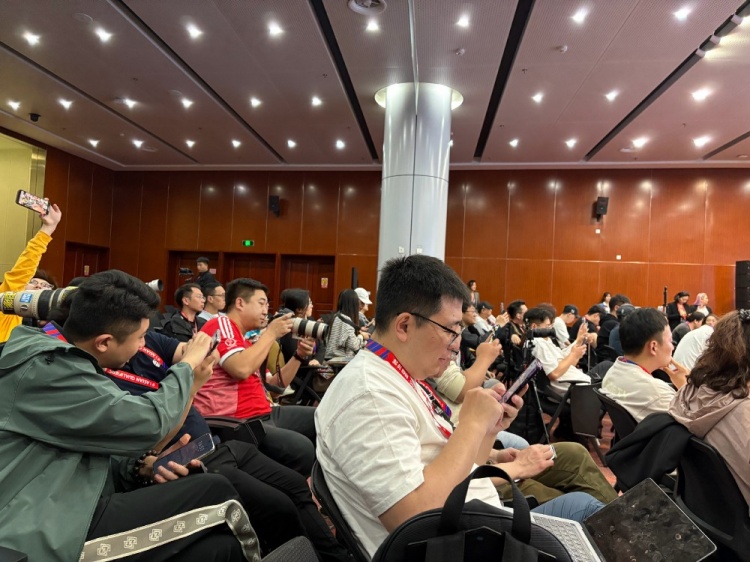 萬眾矚目！記者擠滿國(guó)足賽前新聞發(fā)布廳，賽場(chǎng)記者預(yù)計(jì)超300人