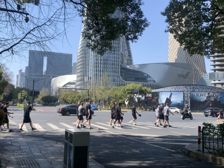 心態(tài)放松，有網(wǎng)友拍到澳大利亞隊(duì)早上在萬(wàn)象城citywalk